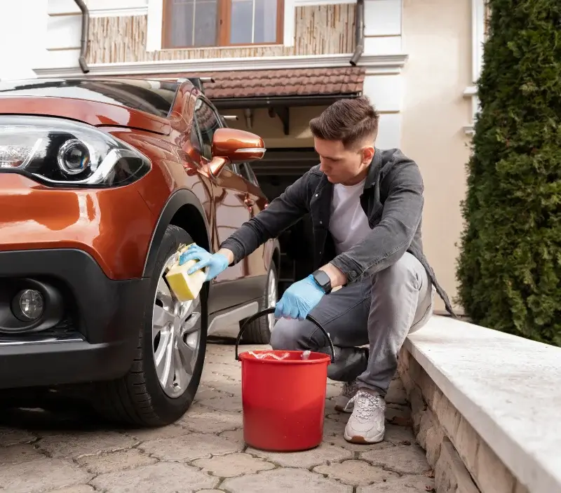 Lavage auto à domicile Villeneuve-du-Paréage : professionnel intervenant sur un véhicule